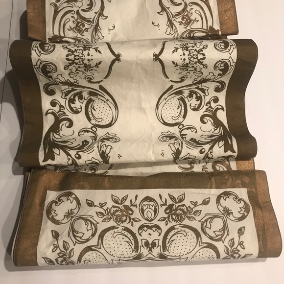 Table runner - Picture 2 of 2